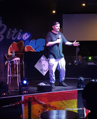 Saúl Romero actuando en Te ríes y te vas