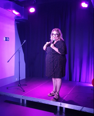 Carmen Cabeza actuando en Te ríes y te vas